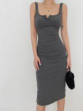 Figurbetontes Midikleid mit quadratischem Ausschnitt und Schlitz